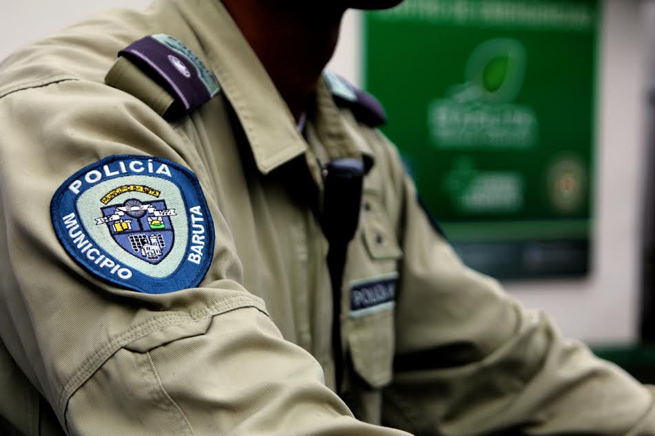 Familiares de detenidos en PoliBaruta denunciaron que hay extorsiones y venta de productos en los calabozos