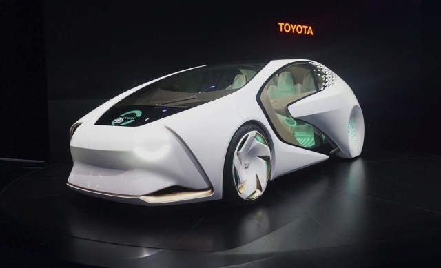 MAN115 LAS VEGAS (ESTADOS UNIDOS) 06/01/2017.- Un prototipo de Toyota es expuesto en el International Consumer Electronics Show 2017 en Las Vegas (Estados Unidos) ayer, 5 de enero de 2016. La feria más importante del mundo de la electrónica de consumo exhibirá, del 5 al 8 de enero, las principales propuestas tecnológicas para 2017 de los grandes fabricantes de electrodomésticos, automoción y dispositivos inteligentes. EFE/Mike Nelson