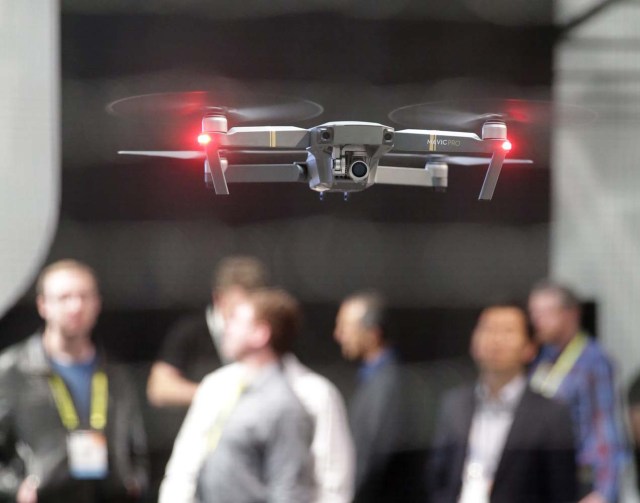 MAN34. Las Vegas (United States), 06/01/2017.- The NavicPro collapsible drone is demonstrated at the 2017 International Consumer Electronics Show in Las Vegas, Nevada, USA, 06 January 2017.The annual CES which takes place from 5-8 January is a place where industry manufacturers, advertisers and tech-minded consumers converge to get a taste of new gadgets and innovations coming to the market each year. (Estados Unidos) EFE/EPA/MIKE NELSON