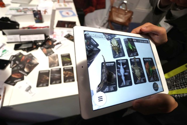 MAN34. Las Vegas (United States), 06/01/2017.- An exhibitor demonstrates the Irish company Octagon augmented reality educational cards that are scanned by tablets or smart phones and then rendered in three dimensions at the 2017 International Consumer Electronics Show in Las Vegas, Nevada, USA, 06 January 2017. The annual CES which takes place from 5-8 January is a place where industry manufacturers, advertisers and tech-minded consumers converge to get a taste of new gadgets and innovations coming to the market each year. (Estados Unidos) EFE/EPA/MIKE NELSON