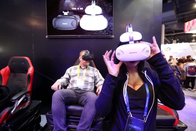 MAN0. Las Vegas (United States), 06/01/2017.- An exhibitor demonstrates the Coocoa Virtual Reality headset at the 2017 International Consumer Electronics Show in Las Vegas, Nevada, USA, 06 January 2017. The annual CES which takes place from 5-8 January is a place where industry manufacturers, advertisers and tech-minded consumers converge to get a taste of new gadgets and innovations coming to the market each year. (Estados Unidos) EFE/EPA/MIKE NELSON