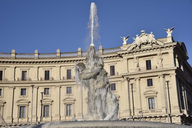 Naiadi Fountain is covered in ice at Repubblica square, downtown Rome, Italy, 07 January 2017. Cold weather pushed temperatures below zero degrees Celsius in Rome. (Roma, Italia) EFE/EPA/Giorgio Onorati