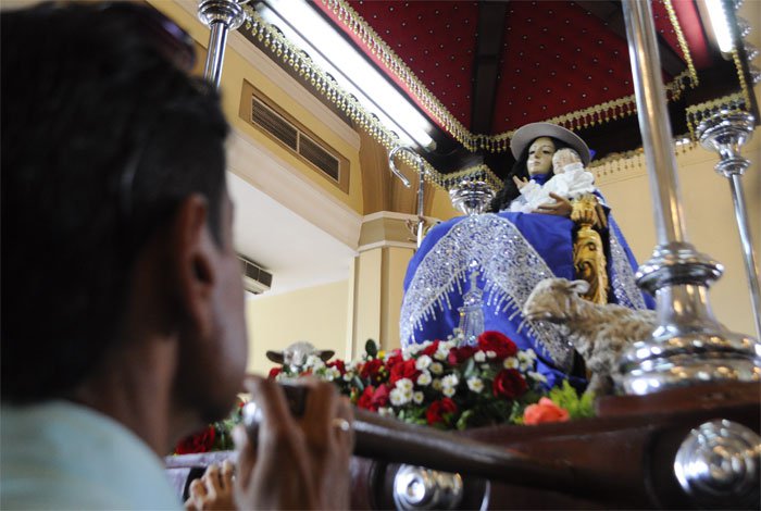 Feligreses demuestran a diario la devoción hacia la Divina Pastora