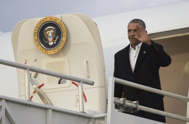 US President Barack Obama steps off Air Force One upon arrival at Jacksonville International Airport in Jacksonville, Florida on January 7, 2017.  Obama is in Jacksonville to attend the wedding of a White House staffer. / AFP PHOTO / MANDEL NGAN