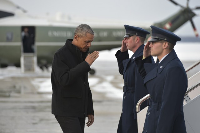 US President Barack Obama makes his way to board Air Force One before departing from Andrews Air Force Base in Maryland for Jacksonville, Florida to attend the wedding of a White House staffer on January 7, 2017.  / AFP PHOTO / MANDEL NGAN