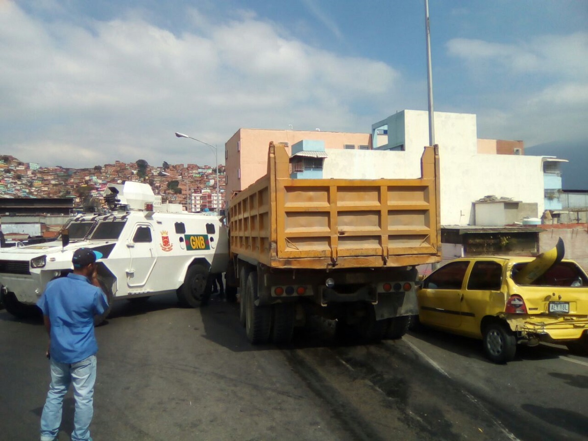 Gandola arrolló a funcionarios de la GNB al perder el control