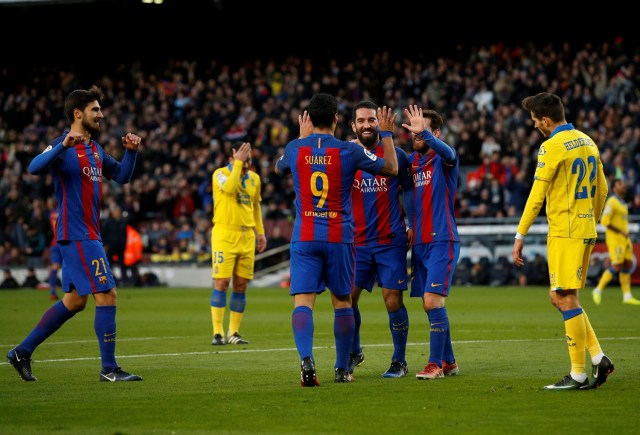 Football Soccer - Barcelona v Las Palmas - Spanish La Liga Santander - Camp Nou stadium, Barcelona, Spain - 14/01/2017. Barcelona's Arda Turan celebrates a goal against Las Palmas with his teammates. REUTERS/Albert Gea