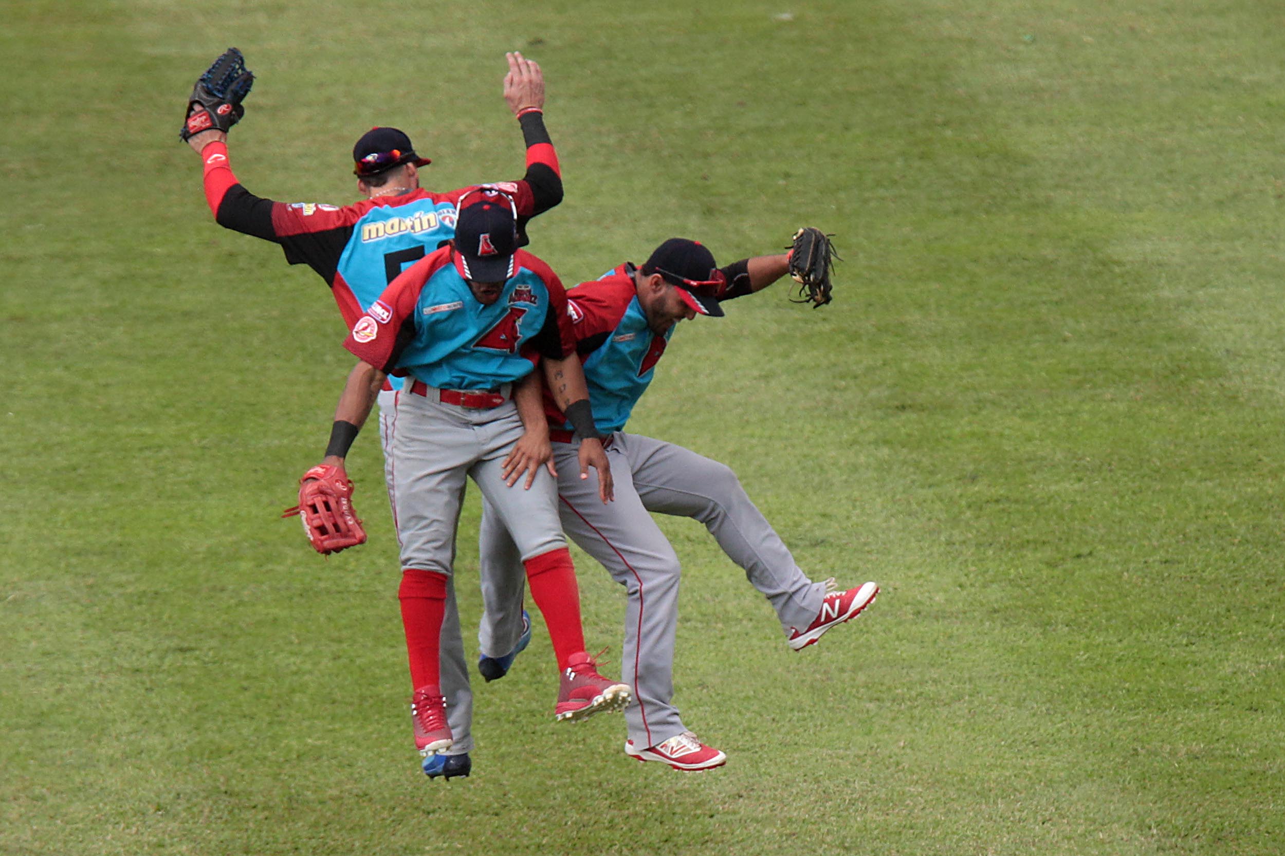 Cardenales se adelanta en la semifinal al derrotar 9-3 a Tiburones