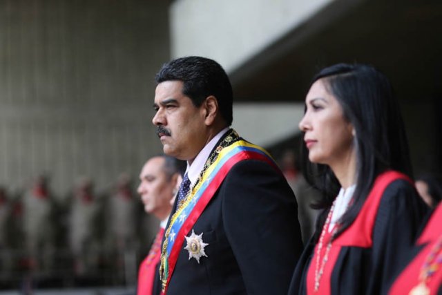 Venezuela's President Nicolas Maduro waves during his annual report of the state of the nation at the Supreme Court in Caracas, Venezuela January 15, 2017. REUTERS/Carlos Garcia Rawlins