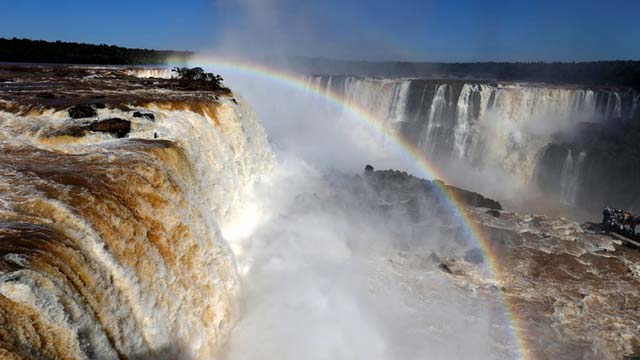 Las cataratas del Iguazú, en la frontera entre Argentina y Brasil: este es un sistema de 275 caídas de agua que crean niveles de cascadas en forma de herradura, las cuales están marcadas por islas, cubiertas de niebla y unidas por arcoíris. 