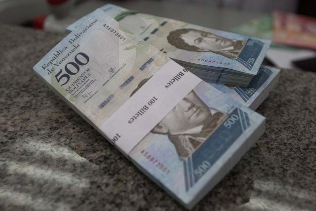 View of 500 new bills of the Venezuelan currency in a bank, in Caracas, Venezuela, 16 January 2017. The new bills of 500, 5.000 and 20.000 bolivares, three of the six new Venezuelan bills start to run in the country, as it was announced by President Nicolas Maduro on 15 January 2017. EPA/Miguel Gutierrez