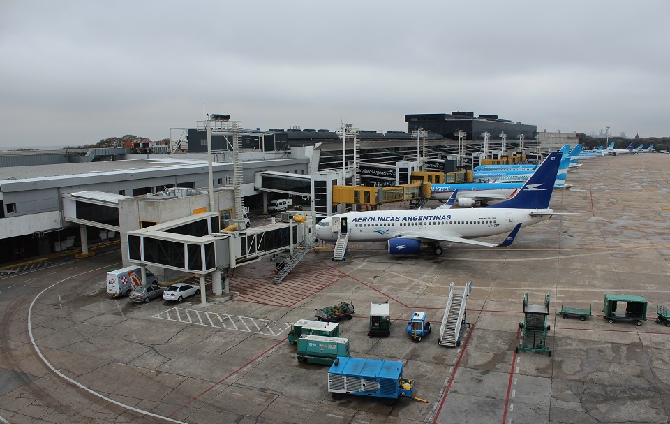 Desalojaron aeropuerto de Buenos Aires por un incendio