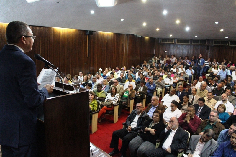 Richard Blanco cumplió con los caraqueños presentando Memoria y Cuenta 2016