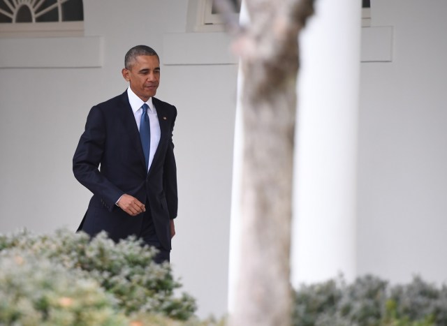 US President Barack Obama walks through the colonnade as he departs the Oval Office for the last time as president, at the White House in Washington, DC January 20, 2017. / AFP PHOTO / JIM WATSON