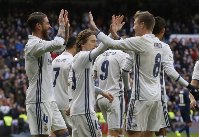 GRA266. MADRID, 21/01/2017.- El defensa del Real Madrid Sergio Ramos (i) celebra con sus compañeros, el centrocampista alemán Toni Kroos (d) y el centrocampista croata Luka Modric (c), el segundo gol marcado ante el Málaga, durante el partido de la décima novena jornada de la Liga de Primera División que se juega hoy en el Santiago Bernabéu, en Madrid. EFE/Ángel Díaz