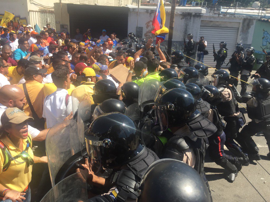 Lanzan bombas lacrimógenas a la marcha de este #23E en Valencia