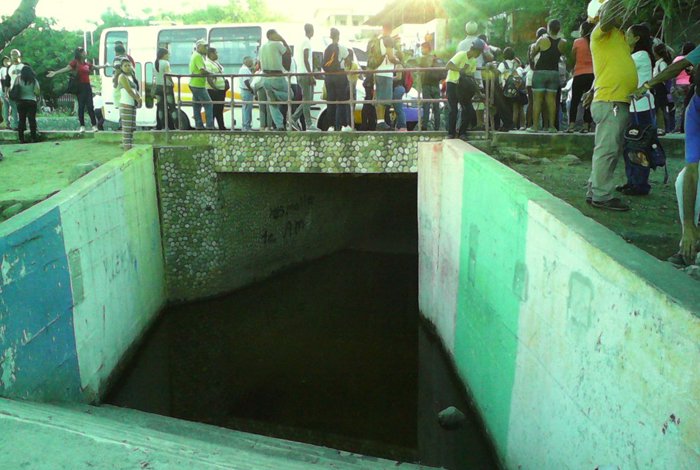 Arrolladas dos niñas en Intercomunal de Macuto por colapso del túnel peatonal