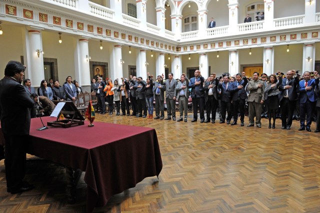 Bolivian President Evo Morales (L) swears his new cabinet in after appointing 10 new ministers and ratifying 10 others, at the Quemado presidential palace in La Paz, on January 23, 2017. Morales, who begins his twelfth year in power, announced a ministerial reform that will see the departure of his foreign minister David Choquehuanca and his main political operator in the presidency, Juan Ramon Quintana. / AFP PHOTO / JORGE BERNAL