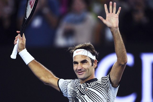 MEL061 MELBOURNE (AUSTRALIA) 24/01/2017.- El tenista suizo Roger Federer celebra su victoria ante el alemán Mischa Zverev durante el partido que enfrentó a ambos en los cuartos de final del Abierto de Australia celebrado en Melbourne (Australia) hoy, 24 de enero de 2017. EFE/Tracey Nearmy PROHIBIDO SU USO EN AUSTRALIA Y NUEVA ZELANDA