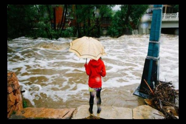 Boulder Creek, Colorado Una mujer mira las consecuencias de tres días de lluvia en Colorado, Estados Unidos.