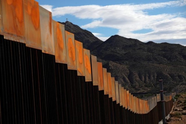 Imagen de archivo, una vista general de la nueva construcción en la frontera entre Estados Unidos y México en Sunland Park, Estados Unidos.9 de noviembre 2016. El presidente de Estados Unidos, Donald Trump, firmaría decretos a partir del miércoles para ordenar una mayor seguridad en la frontera del país, tomando medidas drásticas contra quienes estén ilegalmente en la nación, y prohibiendo temporalmente el ingreso de la mayoría de los refugiados, dijeron dos asesores del Congreso. REUTERS/Jose Luis Gonzalez/File Photo