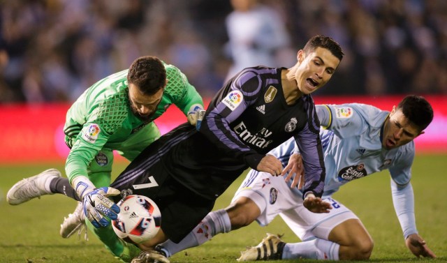 Football Soccer - Celta Vigo v Real Madrid - Spanish King's Cup - Balaidos stadium, Vigo, Spain - 25/01/17 Real Madrid's Cristiano Ronaldo (C) in action with Celta Vigo's goalkeeper Sergio Alvarez and Facundo Roncaglia. REUTERS/Miguel Vidal