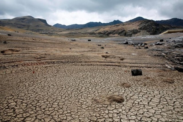 En la imagen, una panorámica de una presa sin agua en La Paz, Bolivia, el 17 de noviembre de 2016. El Gobierno del presidente estadounidense, Donald Trump, ordenó a la Agencia de Protección Ambiental que elimine la página sobre cambio climático de su sitio en Internet, dijeron a Reuters dos empleados de la dependencia, una nueva medida del republicano para borrar las iniciativas del ex mandatario Barack Obama.REUTERS/David Mercado