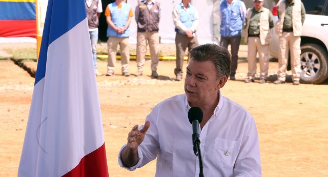 BOG61. LA VENTA (COLOMBIA), 24/01/2017.- El presidente de Colombia, Juan Manuel Santos, habla en unas declaraciones conjuntas con su homólogo francés, François Hollande, en una visita a una Zona Veredal Transitoria de Normalización en La Venta, hoy, martes 24 de enero de 2017, en área rural del municipio colombiano de Caldono, en el departamento del Cauca (suroeste), para conocer una de las zonas que acogerán a los guerrilleros de las FARC para que allí dejen las armas y se desmovilicen. EFE/MAURICIO DUEÑAS CASTAÑEDA