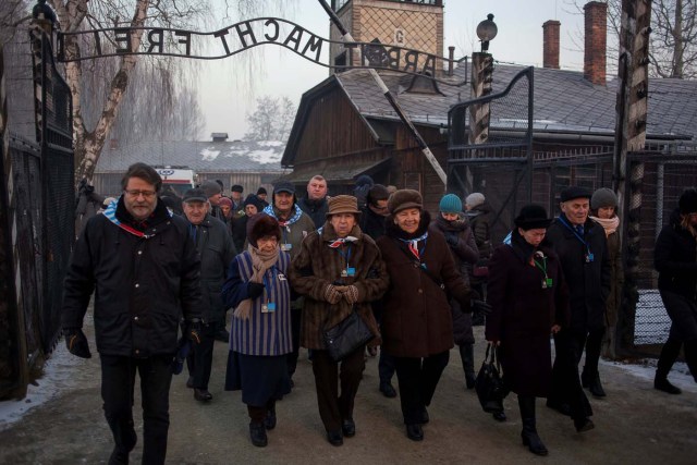 Survivors walk in the former Nazi German concentration and extermination camp Auschwitz-Birkenau in Oswiecim, Poland January 27, 2017, to mark the 72nd anniversary of the liberation of the camp by Soviet troops and to remember the victims of the Holocaust. Agency Gazeta/Kuba Ociepa/via REUTERS ATTENTION EDITORS - THIS IMAGE WAS PROVIDED BY A THIRD PARTY. EDITORIAL USE ONLY. POLAND OUT. NO COMMERCIAL OR EDITORIAL SALES IN POLAND