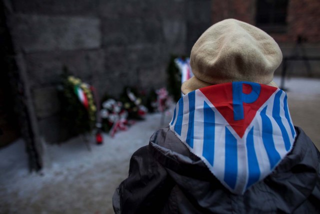 Survivor stands in front of the "death wall" in the former Nazi German concentration and extermination camp Auschwitz-Birkenau in Oswiecim, Poland January 27, 2017, to mark the 72nd anniversary of the liberation of the camp by Soviet troops and to remember the victims of the Holocaust. Agency Gazeta/Kuba Ociepa/via REUTERS ATTENTION EDITORS - THIS IMAGE WAS PROVIDED BY A THIRD PARTY. EDITORIAL USE ONLY. POLAND OUT. NO COMMERCIAL OR EDITORIAL SALES IN POLAND