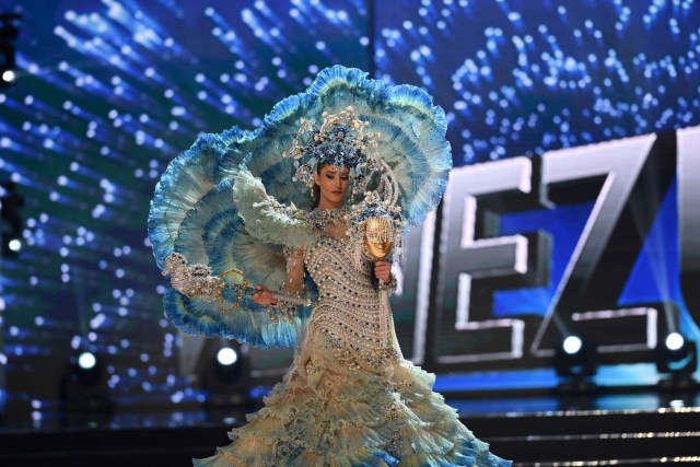 This photo taken on January 26, 2017 shows Miss Universe contestant Mariam Habach of Venezuela presents during the national costume and preliminary competition of the Miss Universe pageant at the Mall of Asia arena in Manila. / AFP PHOTO / TED ALJIBE