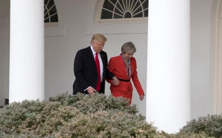 La verdadera razón por la que Theresa May y Trump se tomaron de las manos (video)