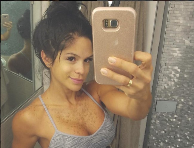 Michelle Lewin está buenísima y estas fotos mostrándolo todo lo confirman (+ pechos)