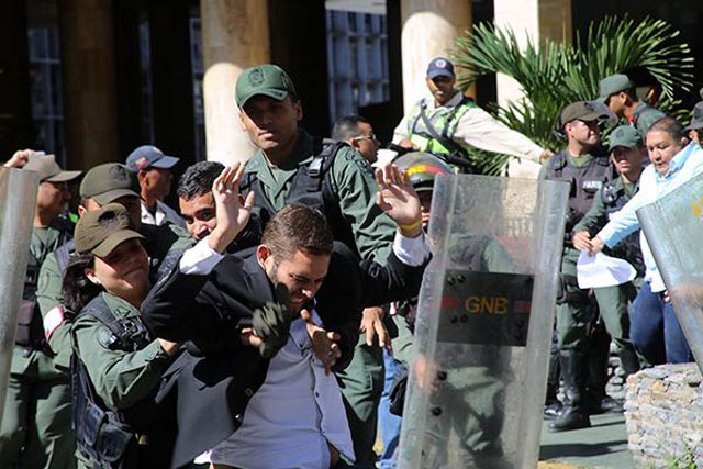 Requesens: Aunque nos golpeen estamos decididos a a defender el derecho del pueblo a votar