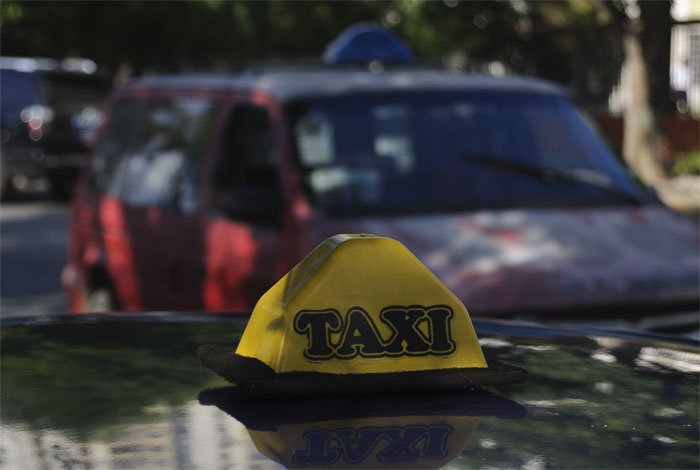 ¡OMG! Hombre cae desde piso 18 de edificio en Lima, impacta en un taxi y sobrevive