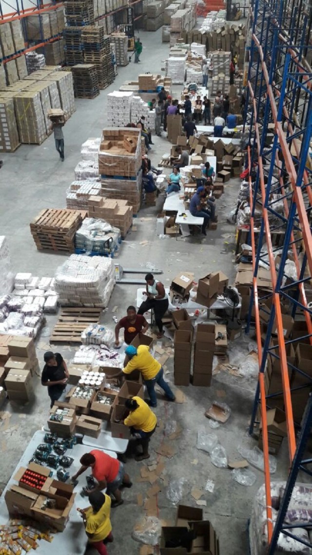 Vista general de la operación de llenado de las cajas CLAP en un galpón en la zona libre de Colón en Panamá / lapatilla.1eye.us