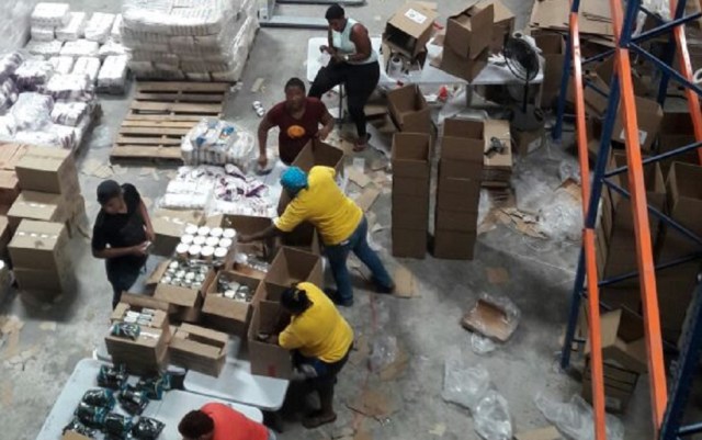 Operación de llenado de cajas CLAP en un galpón en la Zona Libre de Colón en Panamá / lapatilla.1eye.us