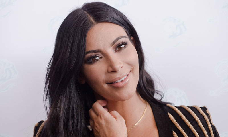 ¡Uups! Kim Kardashian, para variar, enseñó a “la niña” por culpa de su vestidito “muéstralo todo” (FOTOS)