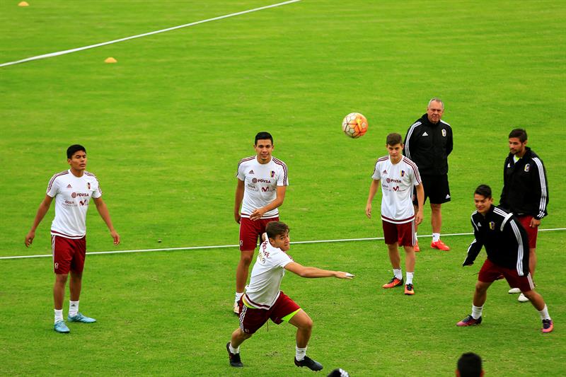 Argentina y Brasil en clásico decisivo, ante presión de Ecuador y Venezuela