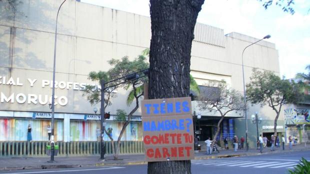 Cartel colgado en una céntrica calle de Valencia (Carabobo), en respuesta al «carné de la patria» de Nicolás Maduro - ABC 