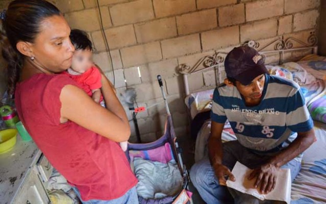 Maracaibo,Venezuela,07/02/2017. Zulia. Leche para bebe Nursoy contaminada con cal, vendida en el mercado de Las Pulgas. Fue consumida por nina en el parcelamiento Altos 3. sus padres diana Rodriguez y Jeffrys Barrueta piden ayuda para comprar las medicinas.