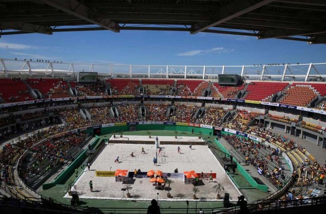 El estado de las instalaciones olímpicas de Rio, seis meses después El centro de tenis olímpico aún se utiliza, como en este partido amistoso de voley playa entre los estadounidenses Philip Dalhausser y Nick Lucena y los brasileños Alison Cerutti y Bruno Schimit.