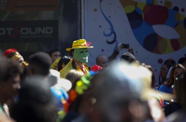 ACOMPAÑA CRÓNICA: BRASIL CARNAVAL. BRA02. RÍO DE JANEIRO (BRASIL), 11/02/2017.- Asistentes disfrazados participan en la fiesta callejera "Desliga de la Justicia" hoy, sábado 11 de febrero de 2017, en Río de Janeiro (Brasil). El carnaval de Río de Janeiro, bautizado por los cariocas como "el mayor espectáculo del mundo", puede convertirse en un laberinto sin una hoja de ruta para disfrutar de esta fiesta que cada año atrae a unos dos millones de turistas y genera cerca de 2.000 millones de dólares para la ciudad. EFE/Antonio Lacerda