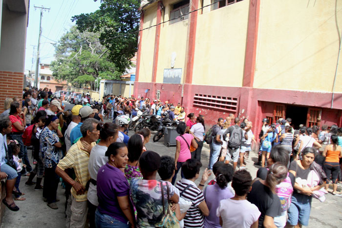 Bachaqueros se abren paso a puñaladas en Maiquetía