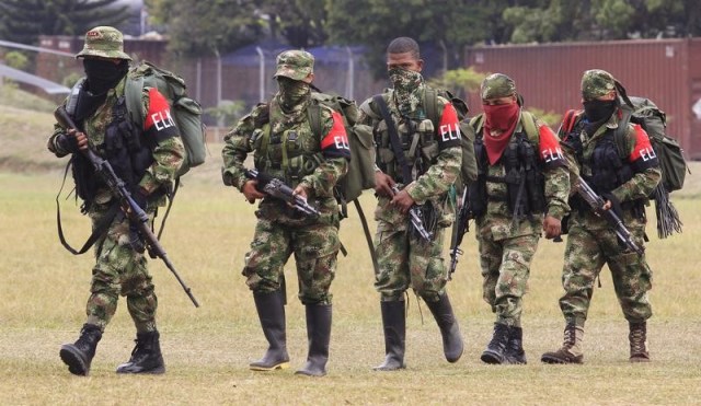 Desertores del grupo guerrilero colombiano Ejército de Liberación Nacional caminan a una base militar para entregar sus armas en Cali, Colombia. 16, de julio de 2013. Un militar que permanecía secuestrado desde hacía una semana por el Ejército de Liberación Nacional (ELN) fue liberado el lunes por los rebeldes como un gesto de paz a un día del inicio de una negociación formal de paz con el Gobierno del presidente Juan Manuel Santos en Ecuador, informó la Cruz Roja Internacional. REUTERS/Jaime Saldarriaga