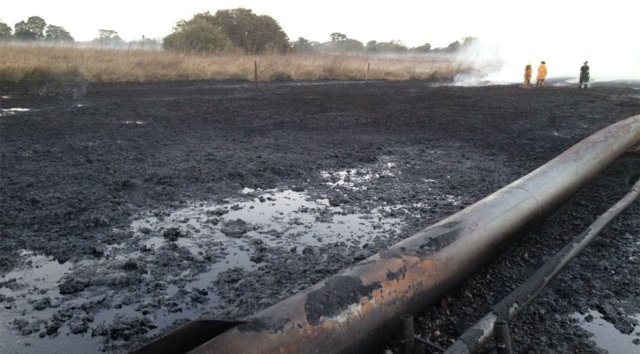 Se aprecia la rotura de la tubería y el incendio ya controlado