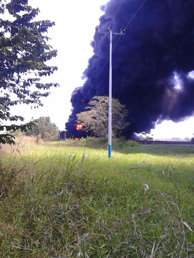 Vista del incendio del oleoducto El Toreño, en Barinas