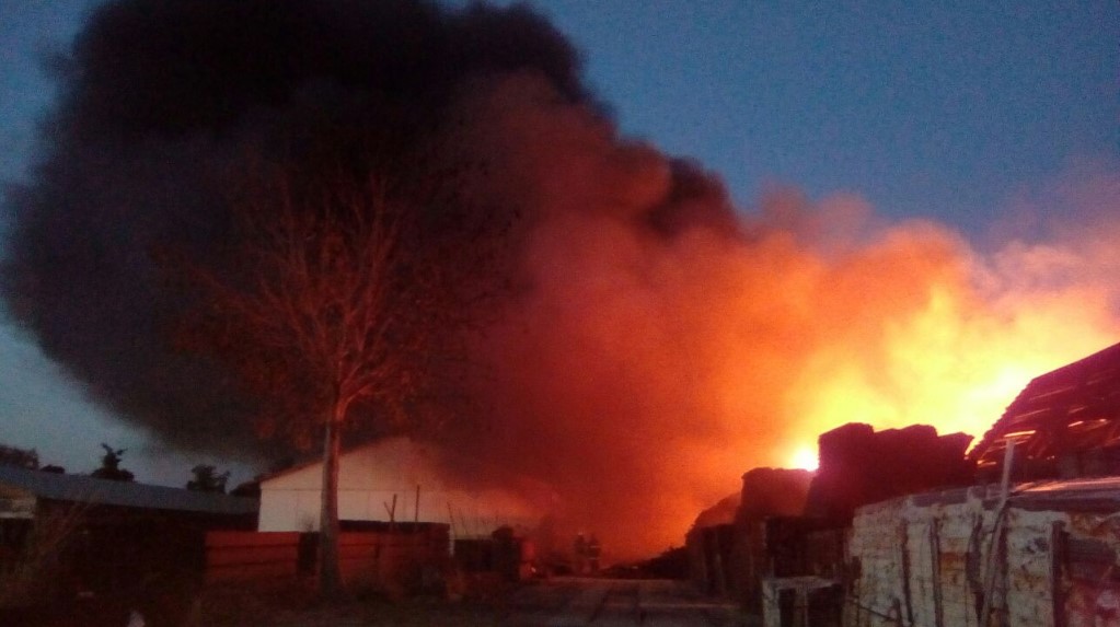 Pérdidas millonarias dejó el incendio en galpones de Petrocasa