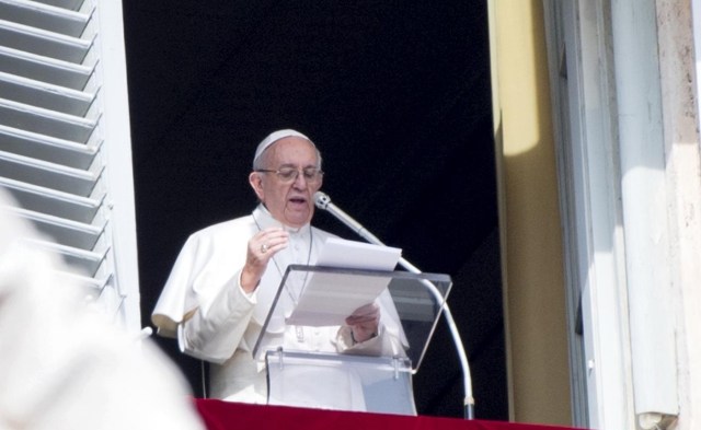 ANG03. Vatican City (Vatican City State (holy See)), 12/02/2017.- Pope Francis speaks to faithfuls during the Sunday Angelus Prayer from his office's window over Saint Peter's Square at the Vatican, 12 February 2017. (Papa) EFE/EPA/CLAUDIO PERI