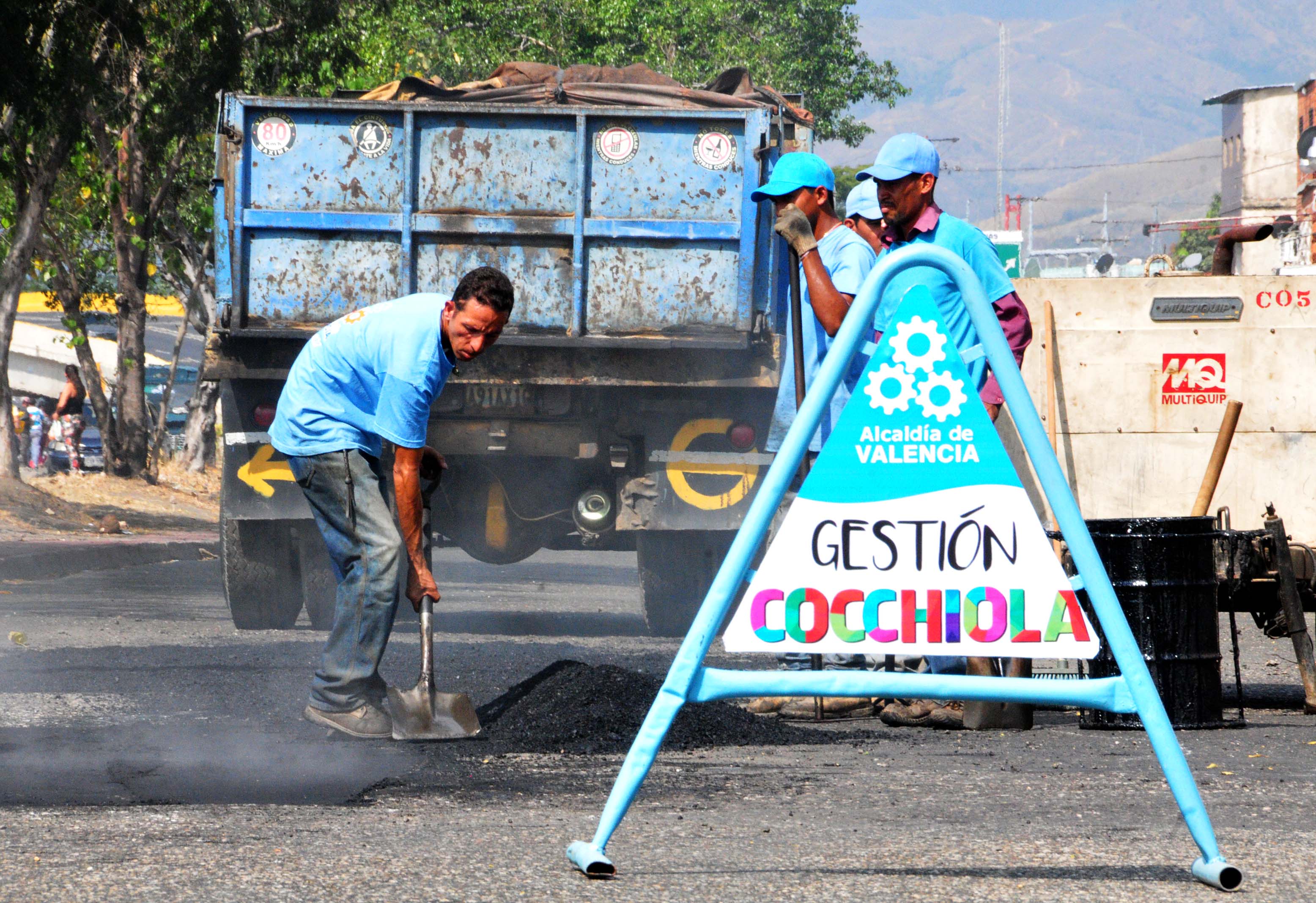 Alcalde Cocchiola desplegó jornada de asfaltado en diez sectores